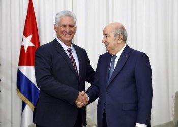 El presidente de Argelia, Abdelmadjid Tebboune, mientras recibe a su homólogo de Cuba, Miguel Diaz-Canel (i). Foto: Alejandro Azcuy/Presidencia de Cuba/Efe.