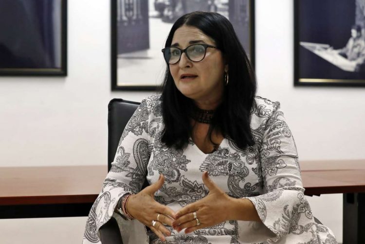 La subdirectora para EEUU del MINREX, Johana Tablada, habla durante una entrevista con la agencia española Efe. Foto: Ernesto Mastrascusa/Efe.