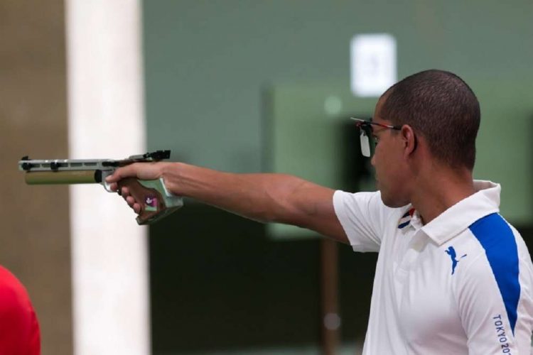 Jorge Grau Potrillé compite en pistola de aire a 10 metro, en el campo de tiro de Asaka, durante los XXXII Juegos Olímpicos de Tokio 2020, en Japón. Foto: Roberto Morejón/ Jit/Acn.