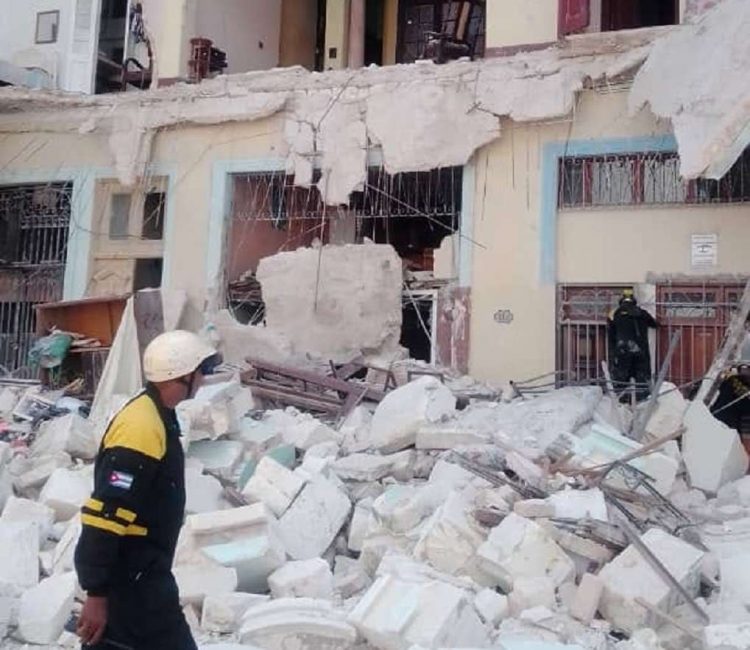 Derrumbe parcial en un edificio ubicado en el Paseo del Prado, en La Habana. Foto: Asamblea Municipal Poder Popular de La Habana Vieja / Facebook.