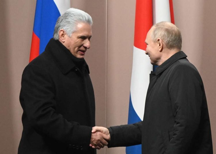 Imagen de archivo de un encuentro entre los presidentes de Cuba, Miguel Díaz-Canel (izq), y Rusia, Vladimir Putin, en Moscú. Foto: Sergey Guneev / KREMLIN POOL/ SPUTNIK / EFE / Archivo.