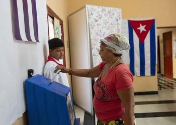 Votantes participan en los comicios locales de los delegados  de barrio, en un colegio electoral de La Habana (Cuba). EFE/ Yander Zamora