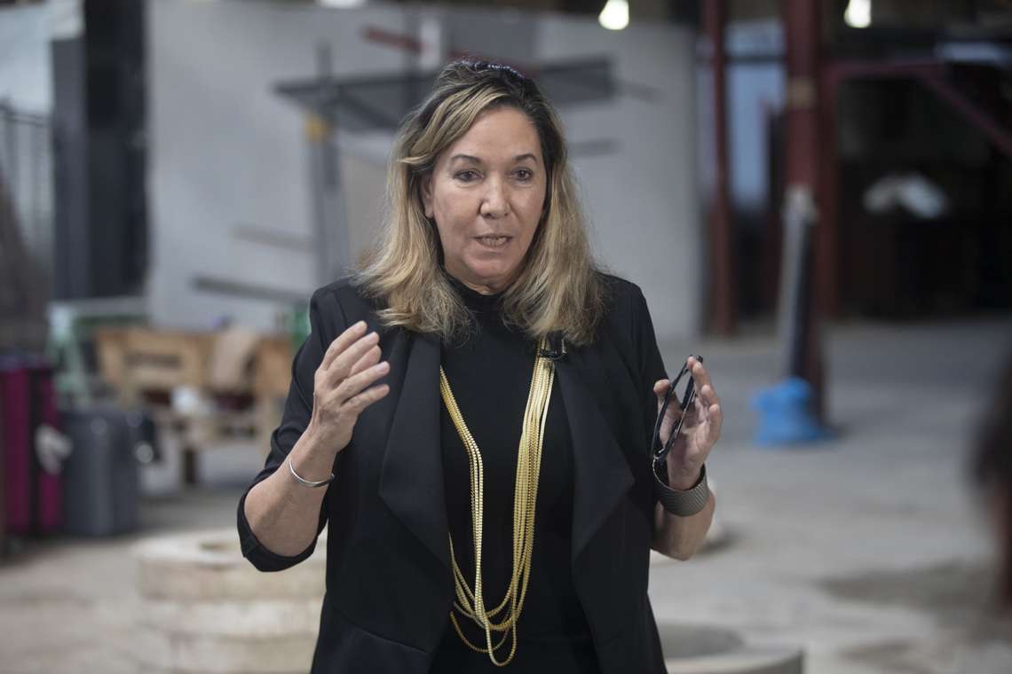 Cristina Vives, curadora de la exposición "Artistas en Producción", que reúne a creadores de Cuba y España en La Habana. Foto: Yander Zamora / EFE.