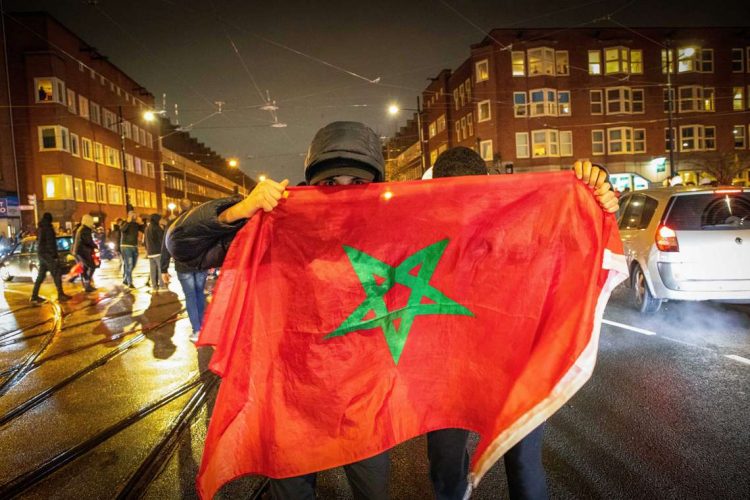Los incidentes comenzaron a mitad del segundo tiempo del partido entre Bélgica y Marruecos, cuando unos 150 jóvenes reunidos en el centro prendieron fuego a un contenedor y lanzaron petardos y fuegos artificiales. Foto: EFE/EPA/NIEUWS FOTO