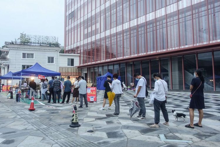 Fotografía de una fila de ciudadanos chinos para realizarse pruebas de covid-19. Foto: EFE.