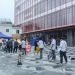 Fotografía de una fila de ciudadanos chinos para realizarse pruebas de covid-19. Foto: EFE.