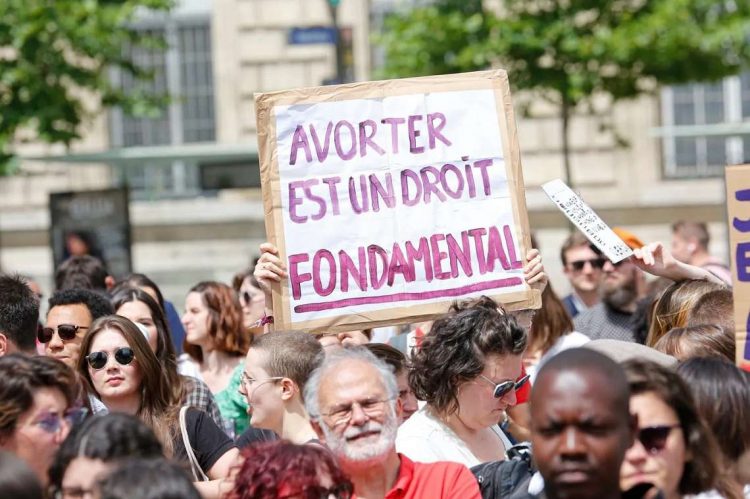 El proyecto tuvo el apoyo de todas fuerzas progresistas, de los diputados del partido de Macron y sus aliados, así como de buena parte de los conservadores. Foto: La Croix.