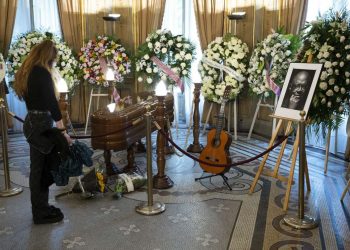 Varias personas acuden este miércoles a la Casa de América donde ha sido instalada la capilla ardiente del cantautor Cubano Pablo Milanés. Foto: Fernando Villar/Efe.