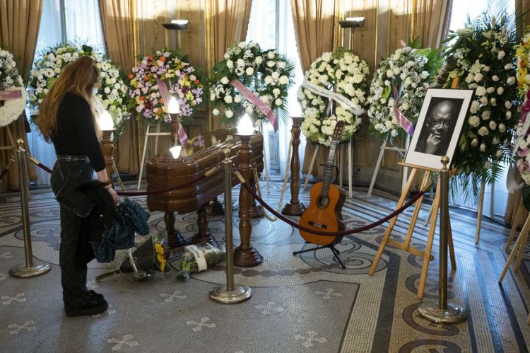 Varias personas acuden este miércoles a la Casa de América donde ha sido instalada la capilla ardiente del cantautor Cubano Pablo Milanés. Foto: Fernando Villar/Efe.