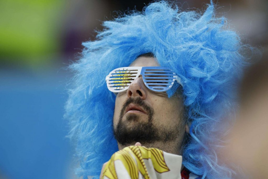 Un hincha de Uruguay asiste al partido entre Portugal y Uruguay en el estadio Lusail, Qatar. Foto: EFE/ Juan Ignacio Roncoroni.