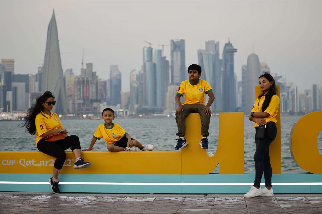 hinchas se fotografían en Doha, Qatar EFE José Méndez