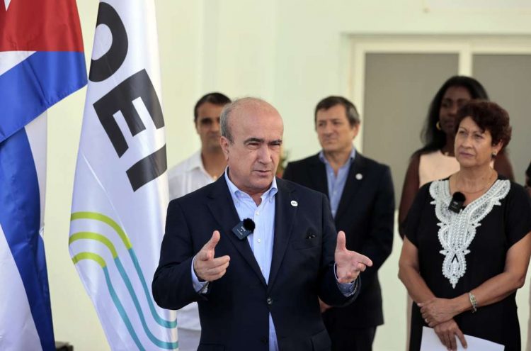 El secretario general de la OEI, Mariano Jabonero, habla junto a la ministra cubana de Educación, Ena Elsa Velázquez (der.), durante la inauguración de la primera sede permanente de la organización en La Habana. Foto: Ernesto Mastrascusa/Efe.