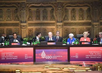 El presidente de Indonesia Joko Widodo, el de Estados Unidos, Joe Biden, y la presidenta de la Comisión Europea Ursula von der Leyen en el G20 este 15 de Noviembre. Foto: Gajih Pradipta/ Efe/Epa/Pool.