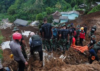 Aunque las autoridades reconocen que las posibilidades de encontrar a supervivientes cuatro días después del impacto inicial son escasas, aseguraron que los esfuerzos para localizarlos seguirán con la misma intensidad. Foto:  Dasril Roszandi/Anadolu/Cadena Ser.