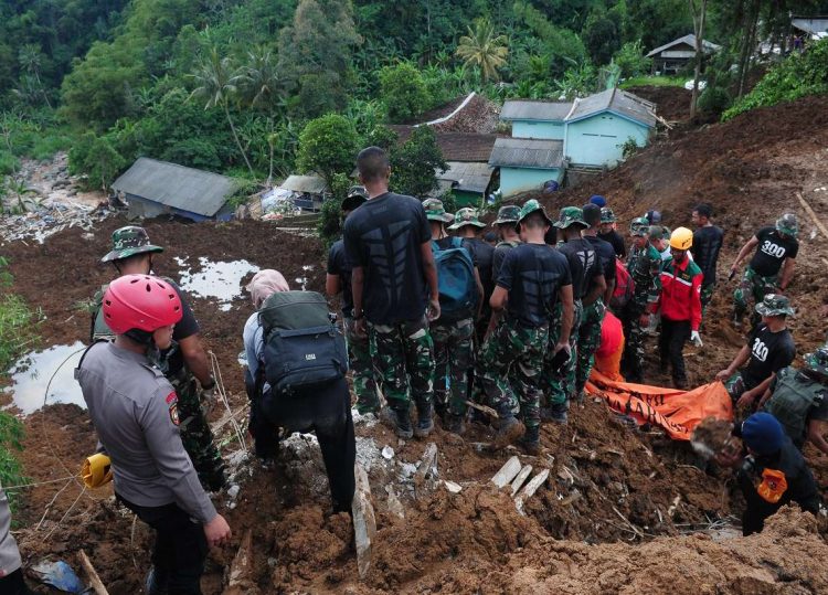 Aunque las autoridades reconocen que las posibilidades de encontrar a supervivientes cuatro días después del impacto inicial son escasas, aseguraron que los esfuerzos para localizarlos seguirán con la misma intensidad. Foto:  Dasril Roszandi/Anadolu/Cadena Ser.