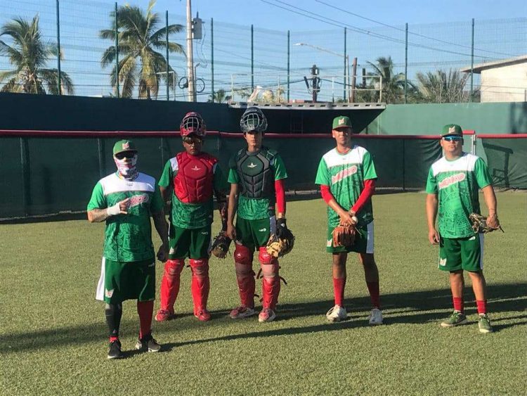 Los cubanos enfrentarán este viernes al elenco anfitrión, alguno de los cuales se pueden ver en la imagen durante un entrenamiento. Foto: Insude.