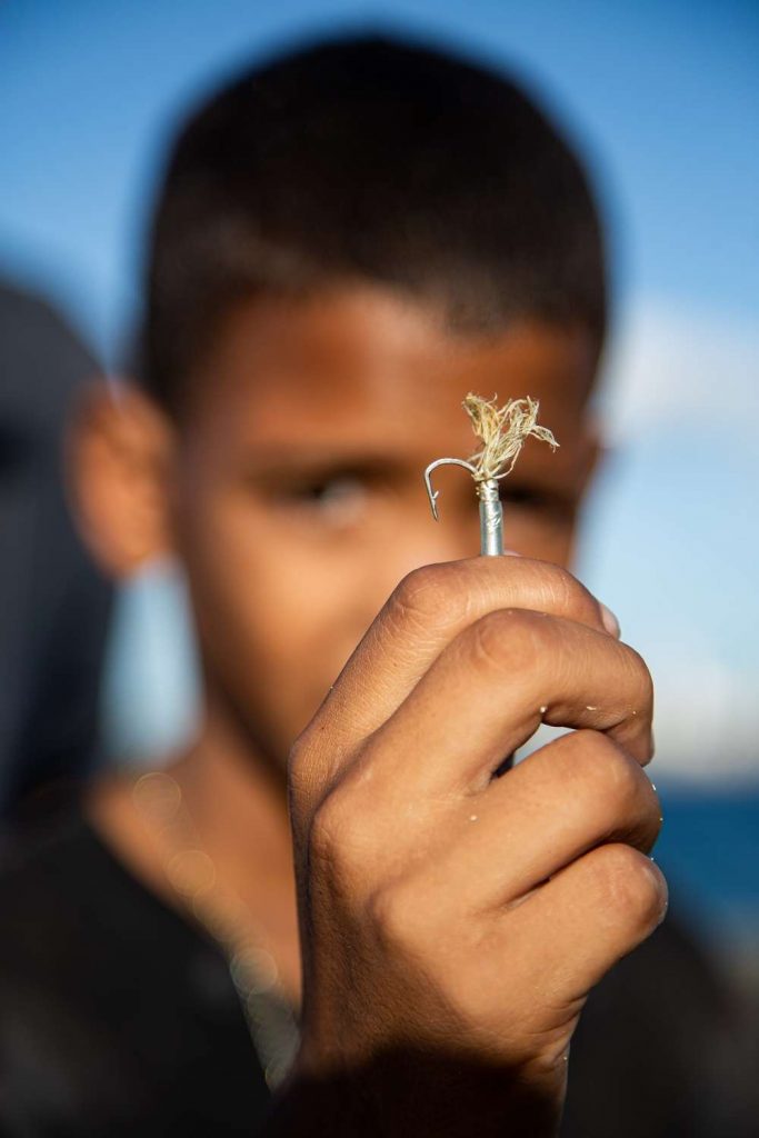 Niño muestra un anzuelo en el malecon de la habana foto jorge ricardo