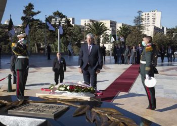 Miguel Diaz-Canel mientras coloca una ofrenda floral en el Santuario de los Martires en Argel. Foto: Alejandro Azcuy/Presidencia de Cuba/Efe.