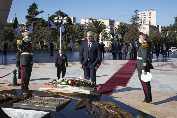 Miguel Diaz-Canel mientras coloca una ofrenda floral en el Santuario de los Martires en Argel. Foto: Alejandro Azcuy/Presidencia de Cuba/Efe.