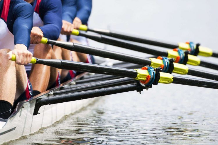 Imagen de una triplación deportiva de remos. Foto: laktate.com / Archivo.