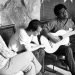 Silvio Rodríguez, Pablo Milanés (en la guitarra) y Haydée Santamaría en Cuba.