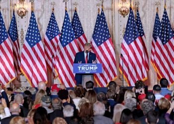 El ex presidente Donald Trump lanza al ruedo su campaña por la presidencia el 2024 en un acto en su club privado de Mar-a-Lago. | Foto: Cortesía Miami Herald.