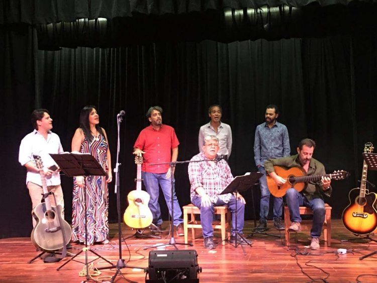 Músicos, artistas, amigos y admiradores del trovador cubano Vicente Feliú compartieron sus canciones en un sentido homenaje de amor por su aniversario 75 en esta capital. Foto: Tomada de Prensa Latina.