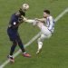 Acción entre Lionel Messi y un defensor francés en la final del Mundial de Qatar. Foto: EFE/ Alberto Estevez.