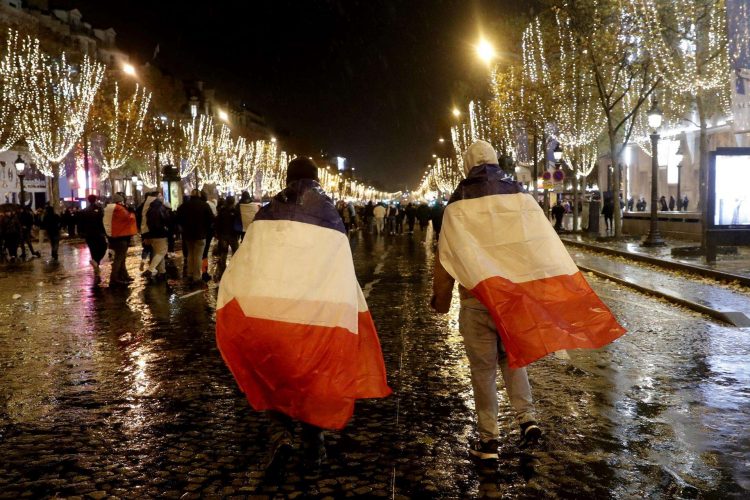 Parisinos en los Champs Elysées durante la final de la Copa Mundial de Fútbol Qatar 2022. Foto: EFE/EPA/TERESA SUAREZ.