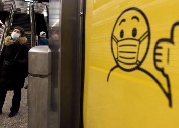 Una señal recordando el uso de mascarillas en el Metro de Nueva York, en una fotografía de archivo. EFE/EPA/Justin Lane