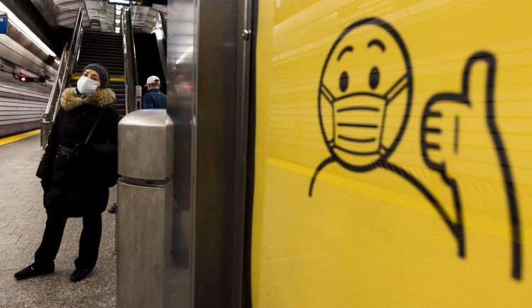 Una señal recordando el uso de mascarillas en el Metro de Nueva York, en una fotografía de archivo. EFE/EPA/Justin Lane