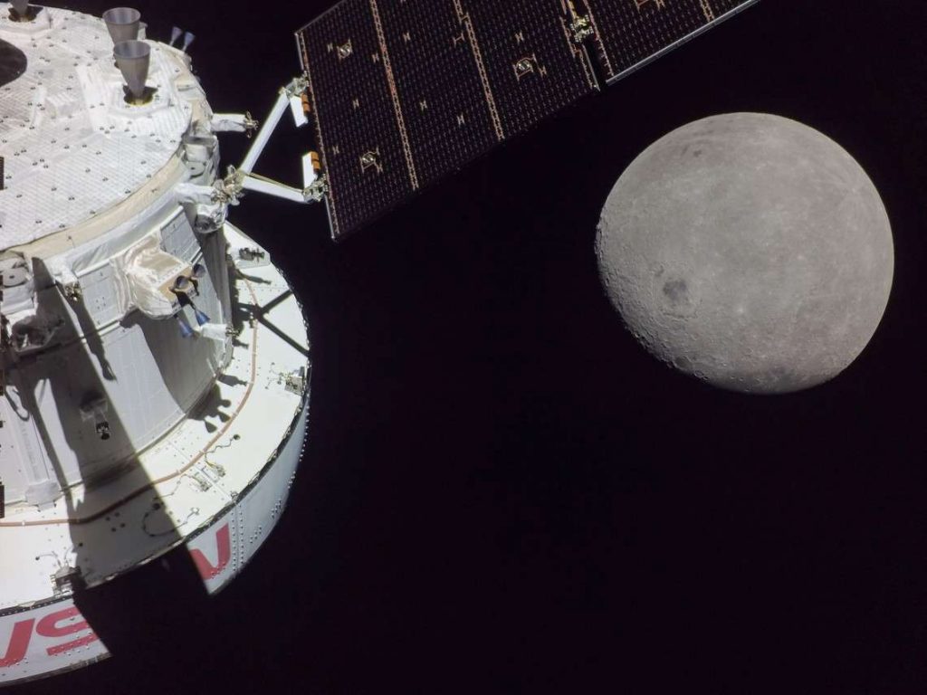 Fotografía cedida hoy por la NASA donde se muestra la cápsula Orión de la misión no tripulada Artemis I durante el quinto día de su misión, a unas 81 millas (130.35 km) de la Luna. Foto: EFE / NASA.