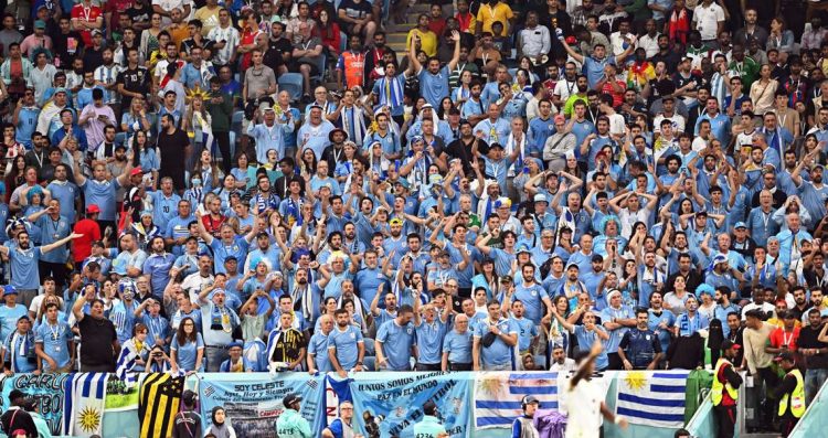 Hinchas de Uruguay durante el partido de contra Ghana en el Mundial de Qatar. EFE/EPA/Noushad Thekkayil