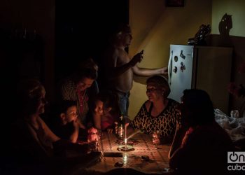 En casa de mis tíos, en enero, durante uno de los primeros apagones de 2022. Foto: Kaloian.