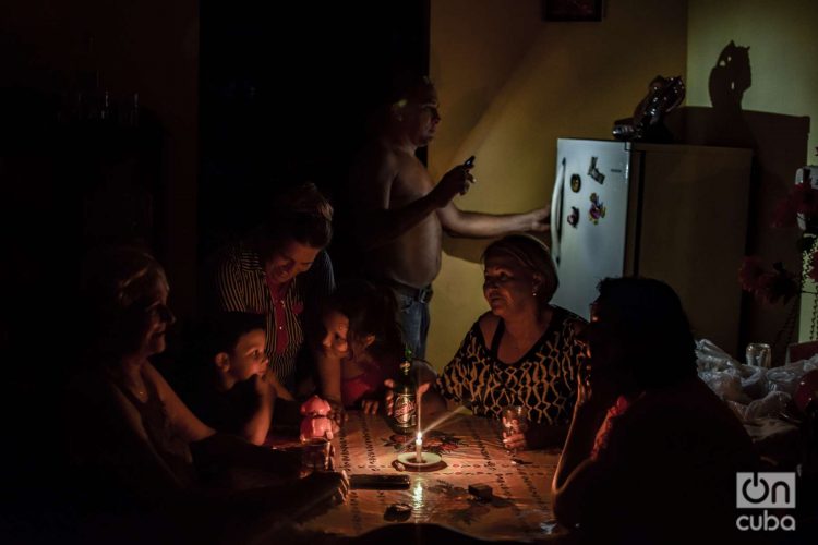 En casa de mis tíos, en enero, durante uno de los primeros apagones de 2022. Foto: Kaloian.