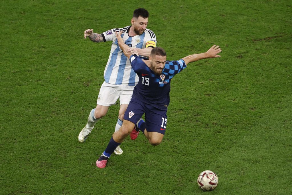 Lionel Messi disputa un balón con Nikola Vlasic de Croacia hoy, en el primer partido de semifinales del Mundial de Fútbol Qatar 2022. Foto: EFE/Alberto Estévez.