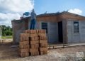 Construcción de viviendas para vecinos de zonas aledañas a la Base de Supertanqueros, en diciembre de 2022. Foto: Otmaro Rodríguez.