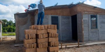 Construcción de viviendas para vecinos de zonas aledañas a la Base de Supertanqueros, en diciembre de 2022. Foto: Otmaro Rodríguez.