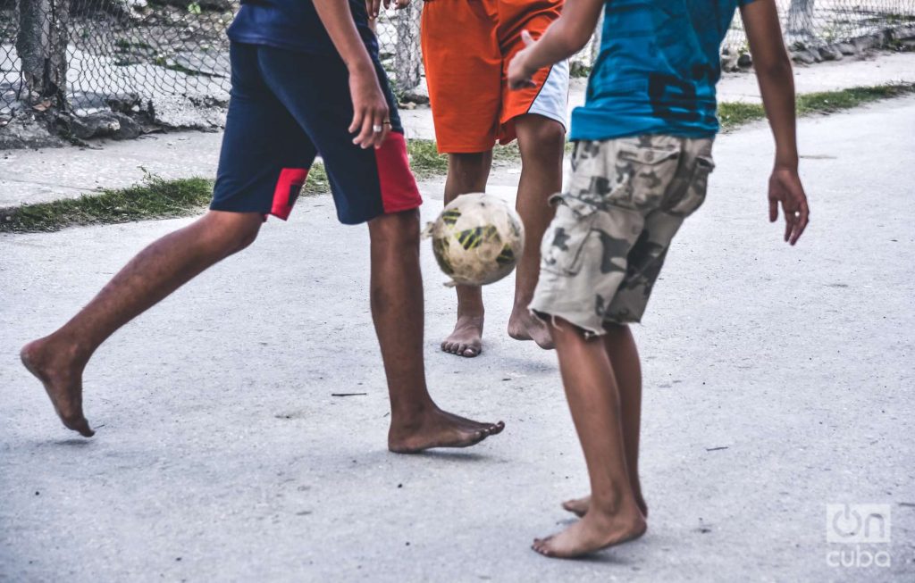 Juego de fútbol en Holguín, Cuba.
