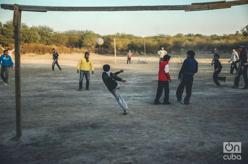 Adolescentes juegan fútbol en el sur de Bolivia. Foto: Kaloian.