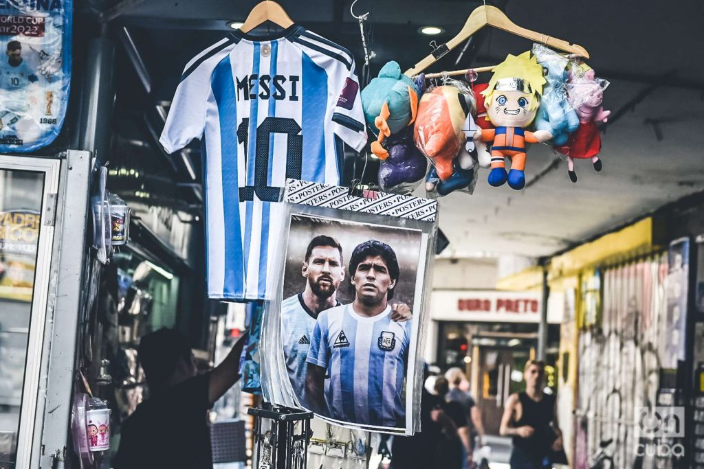 Las imagenes de futbolistas inundan las calles de Argentina.
Las imagenes de futbolistas inundan las calles de Argentina.
