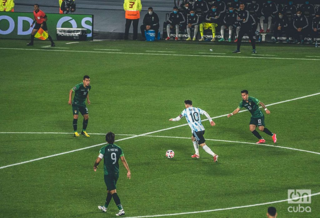 Lionel Messi encara con la pelota en un partido contra Bolivia, previo al mundial de Qatar 2022.
