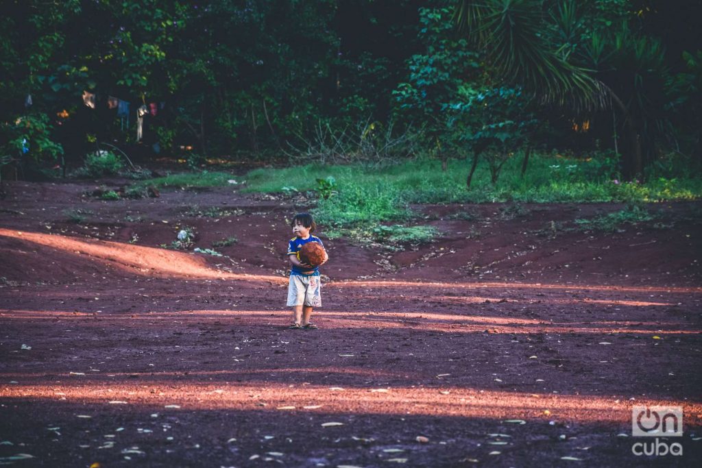 Un niño con una pelota de fútbol en la selva de Misiones, Argentina. 
