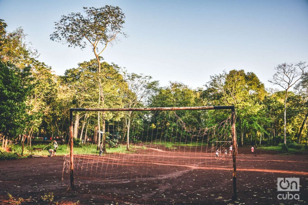 Campo de fútbol en la selva de Misiones, Argentina.
