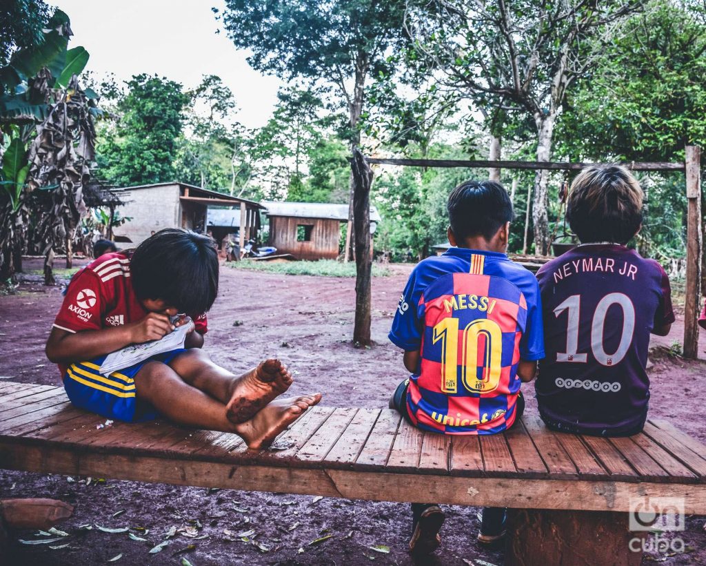 Niños de la selva de Misiones, en el norte de Argentina, con camisetas de fútbol. 