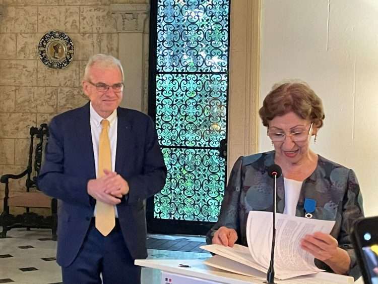 Aurora Bosch condecorada con la insignia de Caballero de la Orden Nacional del Méritopor el embajador de Francia en Cuba, Patrice Paoli (2022). Foto: Embajada de Francia en Cuba.