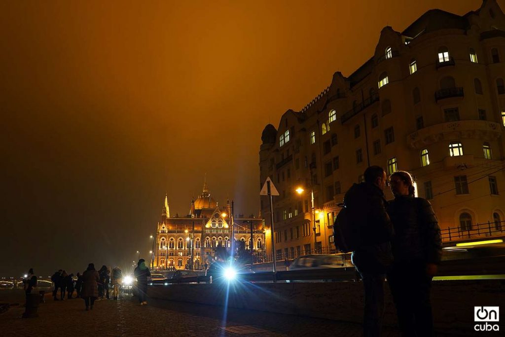 Cielos naranjas y romance a orillas del Danubio en Budapest. Foto: Alejandro Ernesto.