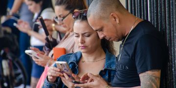 Cubanos conectados a Internet a través de sus téfonos móbiles Foto: Kaloian