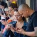 Cubanos conectados a Internet a través de sus téfonos móbiles Foto: Kaloian