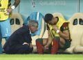 El seleccionador de Portugal, Fernando Santos, habla con Cristiano Ronaldo en el partido de octavos de final frente a Suiza en el estadio de Lusail. Foto: EFE/José Méndez.